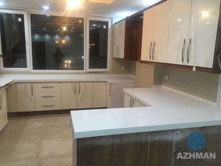 اجرای صفحه کابینت سفید مدرن با سنگ کورین کره‌ای
