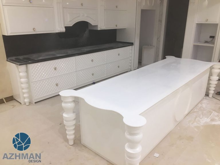 اجرای صفحه روی کابینت مشکی و جزیره سفید